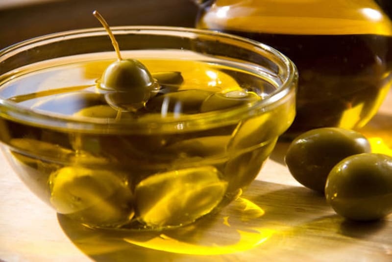 تصویر 3 از روغن زیتون ناب توکلی با رنگ طلایی و زلال